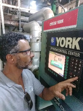 Técnico operando painel YORK em serviço de manutenção