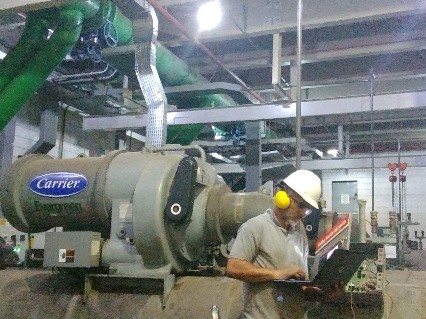 Técnico executando diagnóstico em chiller Carrier