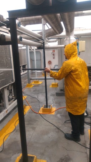 Técnico realizando higienização técnica
