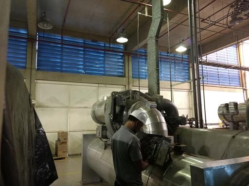 Técnico realizando ajuste em equipamento