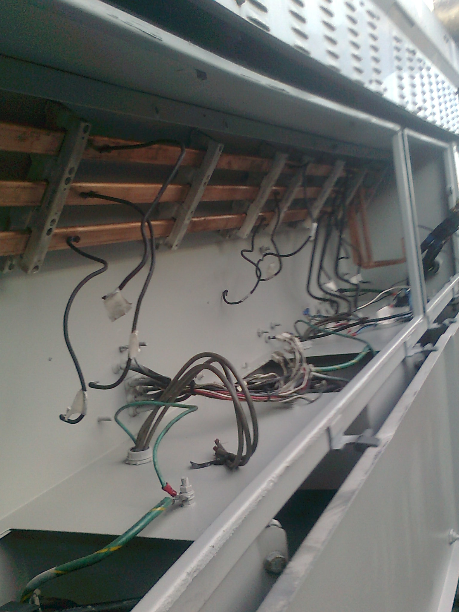 Interior de compartimento com retrofit em andamento
